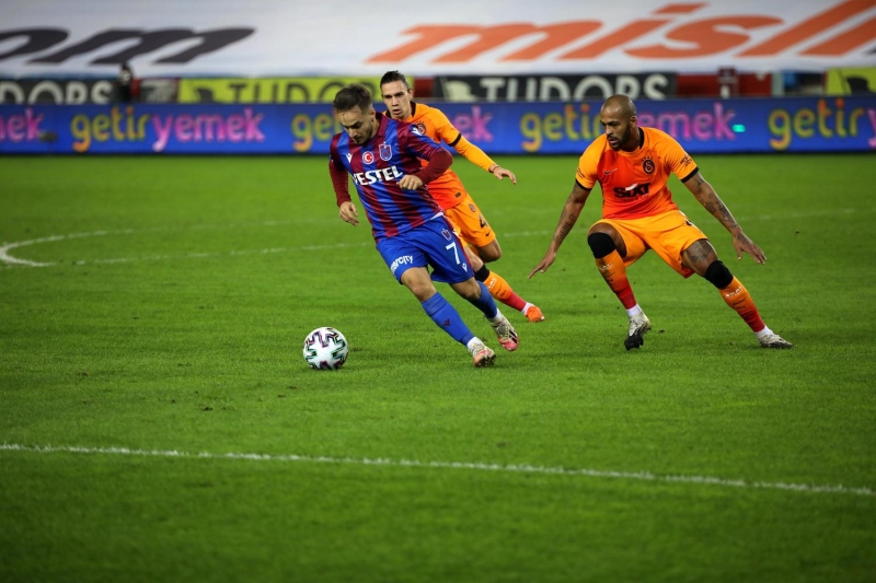 <p>Diagne kadroda olsayd da hoca muhtemelen Oulcan ile oynard. Taylan Antalyal, 40 yllk Galatasarayl gibi oynuyor. Bask altnda da ok yumuak. ok sert bir top geliyor, ayann iiyle sol bekine indiriyor. Sa bekte bask altndalar, alyor ve tk diye orta saha oyuncusuna veriyor.</p>