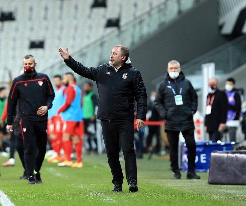 <p>Teknik Direktr Sergen Yaln, Sper Lig kariyerinde ilk kez i sahada be malk galibiyet serisi yakalad.</p>