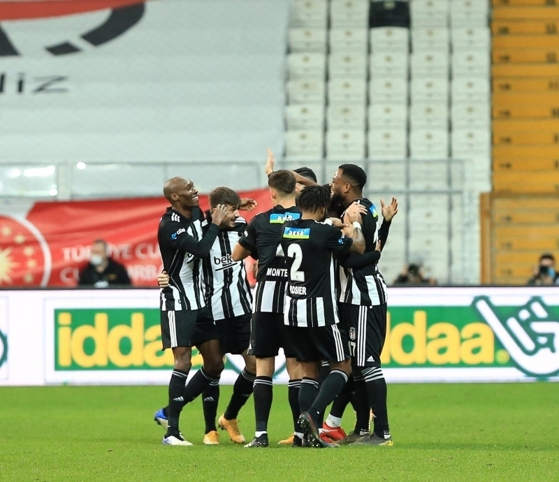 <p>Bu sezon Sper Lig'deki ilk goln Sivasspor filelerine gnderen Gven Yaln,<span >Besiktas</span></p><p>formasyla ligdeki ilk goln de yine Sivasspor'a, yine bu statta, yine kafayla atmt.</p>