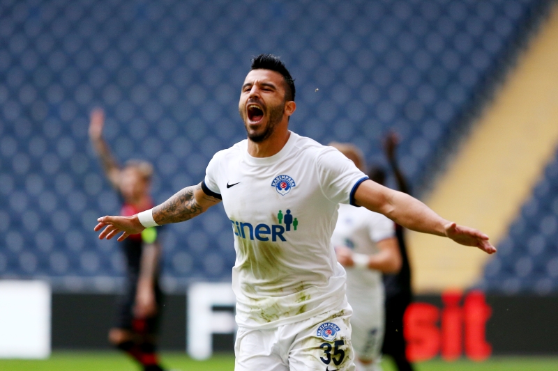 <p>Sarı-kırmızılılar, Kasımpaşa'nın orta sahası Aytaç Kara için ise oyuncunun kulübüyle tamamıyla ilişiğinin kesilmesini bekliyor.</p>