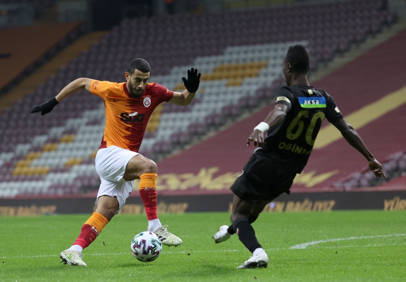 <p>Sezon başı sorunlu futbolcu haline gelen ve performansı yüzünden sürekli eleştirilen Faslı orta sahanın sezon sonu bitecek olan mukavelesini uzatmak istediğini bizzat kendisinin yönetime ve teknik ekibe bildirdiği, menajerinin de deneyimli oyuncunun kulüpte kalması için devrede olduğu belirtildi.</p>