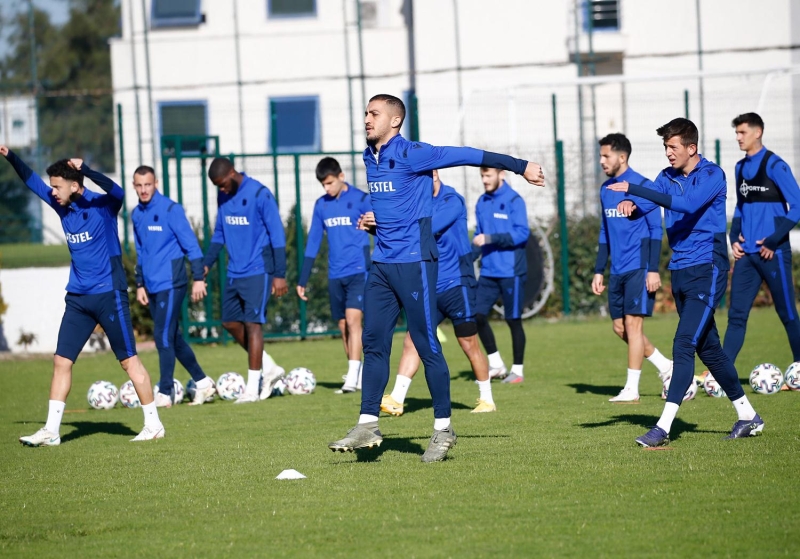 <p>Birçok oyuncunun gözden çıkarıldığı bordo-mavililerde devre arası transfer döneminin hareketli geçmesi bekleniyor.</p>