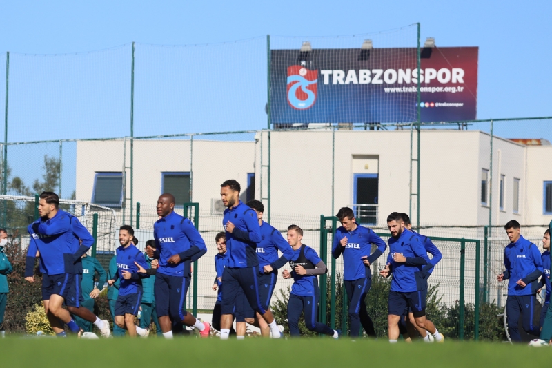 <p>2019-20 sezonunda şampiyonluğu son 8 haftada Medipol Başakşehir’e kaptıran ve söz konusu sezondaki iskelet kadrosunu önemli oranda bozan Trabzonspor, 2020-21 sezonu öncesi Hugo, Edgar Ie, Diabate, Flavio, Trondsen, Marlon, Afobe, Plaza, Djaniny ve Baker olmak üzere 10 yabancı oyuncuyu kadrosuna kattı ancak söz konusu sezonun ilk 15 haftalık bölümünde beklentilerin altında kaldı. </p>