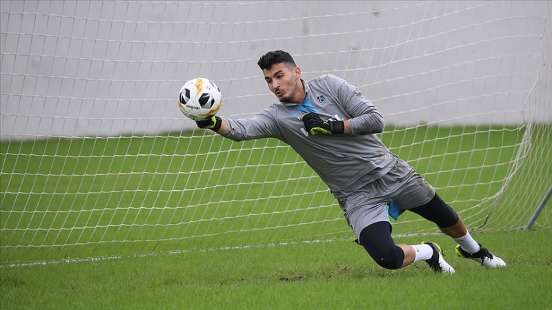 <p><b>UĞURCAN ÇAKIR’IN TRANSFERİ YİNE GÜNDEMDE</b></p><p><br></p><p>Trabzonspor’da ortaya koyduğu performansla Avrupa kulüplerinin de dikkatini çeken ve bir önceki transfer döneminde istenilen rakamlarda teklif alınamaması nedeniyle takımda kalan milli kaleci Uğurcan Çakır’ın, devre arası takımdan ayrılması yine gündemde. </p>