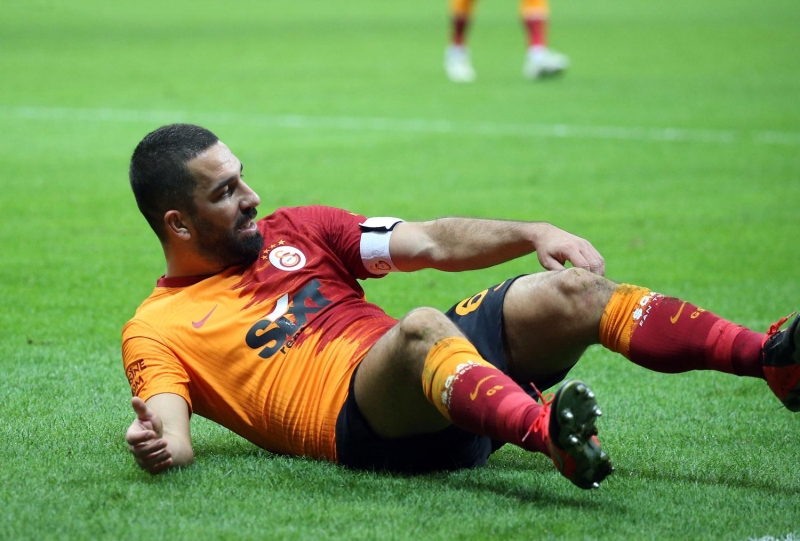 <p>Marcao'nun hareketi belki kırmızı karttır ama Emre'nin hareketi durdurmak için. Sakatlamaz o hamle. Hakemler futbolu oynatmalı. Futbol öğrenilmeli. Futbolun bir ruhu, bir gerçekliği vardır. </p>