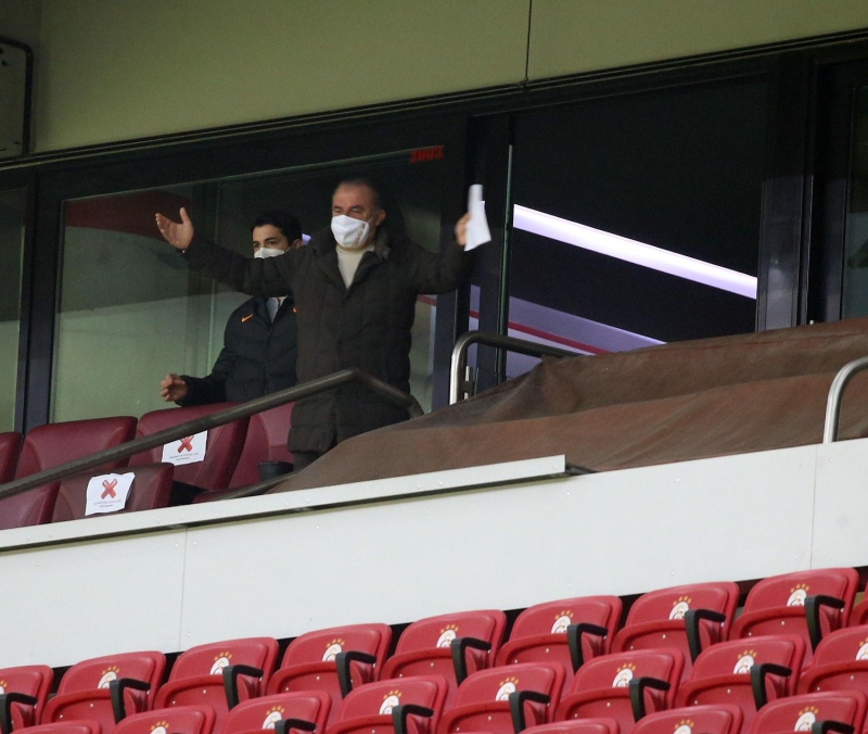 <p>'Mücadeleden ötürü takım arkadaşlarıma teşekkür ediyorum. 10 kişi kaldıktan sonra Galatasaray'a yakışan şekilde oynamaya çalıştık. Futboldaki müdahaleleri durdurursanız hepsi kırmızı kart.</p>