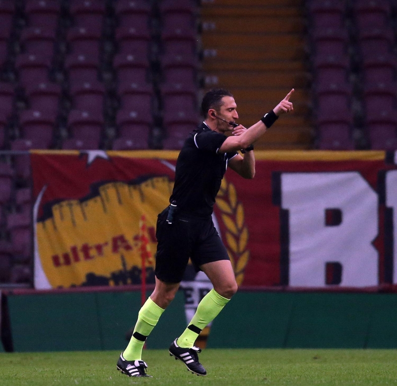 <p>Karşılaşmanın hakemi Abdulkadir Bitigen, tereddütsüz kırmızı kartını çıkarırken sarı kırmızılı futbolcular karara itiraz etti.</p>