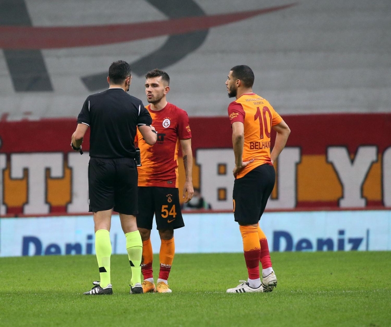 <p>VAR'da pozisyon incelendikten sonra hakemin kararı değişmezken Emre Kılınç, Süper Lig kariyerindeki ilk kırmızı kartını gördü.</p>