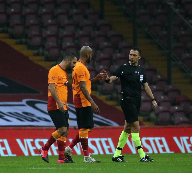 <p>Hızlı gelişen Antalyaspor atağından Emre Kılınç'ı çalımlayan Amilton, hızla rakip kaleyi doğru topu sürerken Emre'nin arkadan yaptığı müdahale sonrasında yerde kaldı.</p>