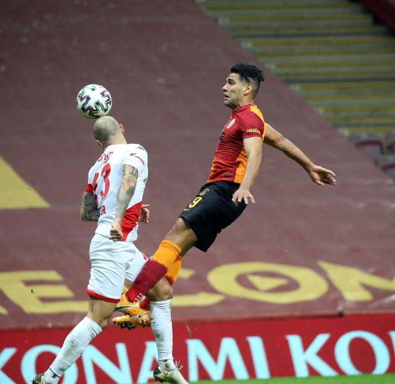 <p><b>GALATASARAY'DA FALCAO DEPREMİ! 45'TE GİRDİ, 75'TE ÇIKTI</b><br></p>