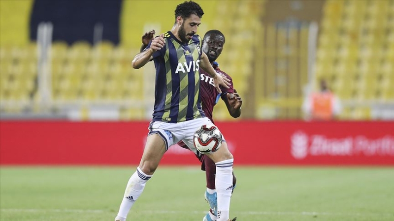 <p>Fenerbahçe'de 4 futbolcudan 2'si koronavirüsü atlatırken Tolga Ciğerci'nin sol alt adalesinde 2'nci derece yırtık tespit edildiği için kadroda yer almayacak.</p>