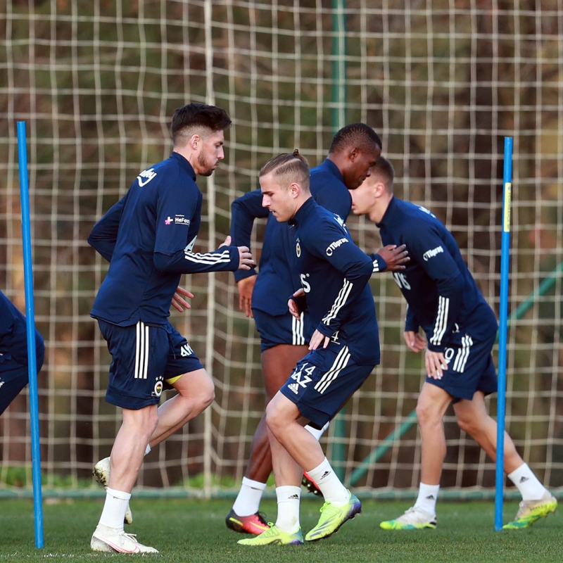 <p><b>3 FUTBOLCUNUN SAKATLIĞI SONA ERDİ </b></p><p><br></p><p>Fenerbahçe'de yaşanan olumsuzlukların yanı sıra 3 futbolcunun sakatlığı sona erdi.</p>