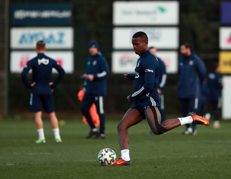 <p>Sarı-lacivertli ekipte takımlara çalışmalarda yer alan Mbwana Samatta, Mauricio Lemos ve Enner Valencia'nın Kasımpaşa maçında görev alması bekleniyor. </p>