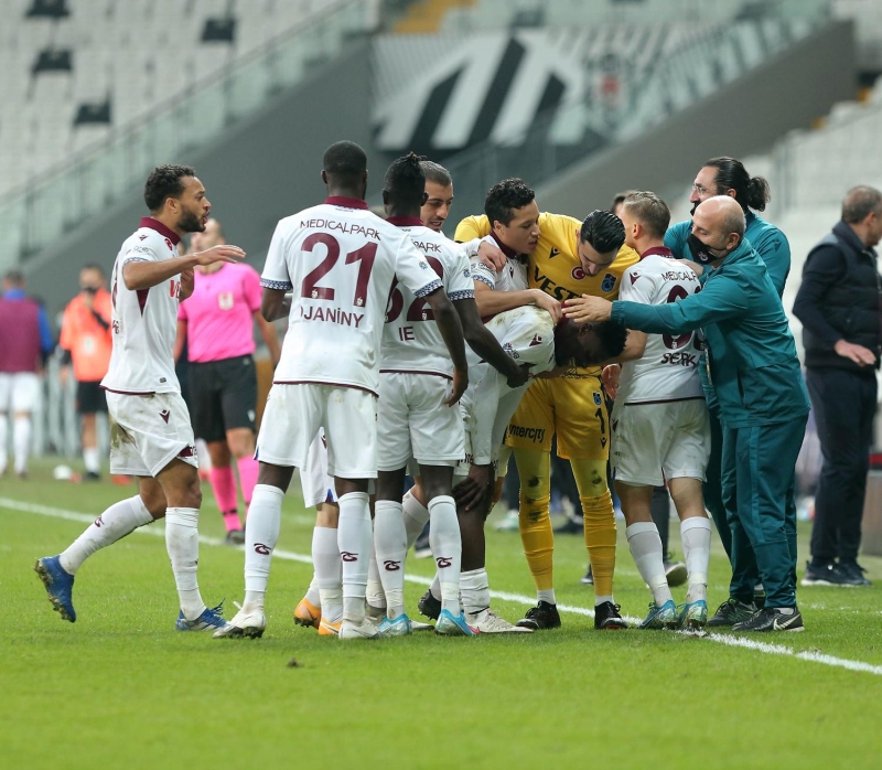 <p>Bordo-mavili takıma galibiyeti getiren golleri Nwakaeme ve Ekuban attı. Fatih Karagümrük'ün tek golü ise Balkovec'ten geldi.</p>