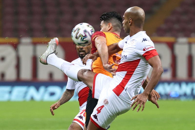 <p>Oyuncunun soyunma odas�na giderek umursamaz bir tav�r tak�nd��� ve b�yle davranarak<b> tak�mla herhangi bir ba��n�n kalmad���n� net �ekilde g�sterdi�i</b> yorumlar� yap�ld�.</p>