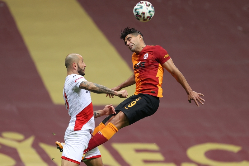 <p>Antalyaspor ma��nda 46. dakikada oyuna girip, sadece 29 dakika sahada kalabilen ve yeniden sakatlan�p sahay� terk eden 34 ya��ndaki futbolcunun <b>direkt soyunma odas�na gitmesi sar�-k�rm�z�l�lar� k�zd�rd�.</b></p>