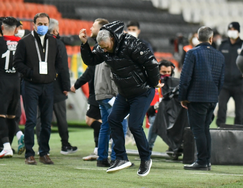 <p>Bu arada sahadan 2-0 galip ayr�lan Gaziantep FK'nin teknik direkt�r� Marius Sumudica kar��la�ma sonras� �ifte telli oynayarak 3 puan� kutlad�.</p>
