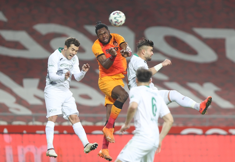 <p><b>'LUYİNDAMA ŞUURUNU KAYBETMİŞ DURUMDA'</b><br></p><p><br></p><p>Galatasaray'ın kötü oynadığı bir müsabaka oldu. Kötü oyun dışında yorgunlar. Boks yapıyorsun, düştün düşeceksin, Luyindama öyleydi. Yürüyecek hali kalmadı. Televizyondan izleyen her futbolsever, Luyindama girerken acaba penaltı olacak mı diyor, şuurunu kaybetmiş durumda zaten. Konyaspor'da oyuncu penaltıya gidiyor, Luyindama da penaltıya gidiyor.</p>
