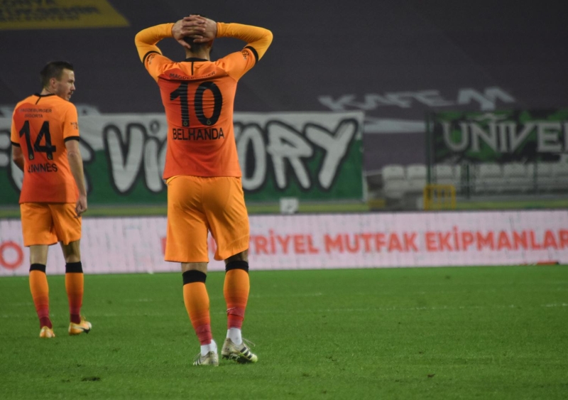 <p><b>'İKİ EMRE DE BEKLENTİ ALTINDA'</b></p><p><br></p><p>Galatasaray'da çok problemli Babel, çok problemli iki santrfor var, Feghouli yok, Belhanda papatya falı, iki Emre de benim beklentimin altında. Saha içi kaptanı lazım, Arda Turan da gereksiz kart gördü.</p>