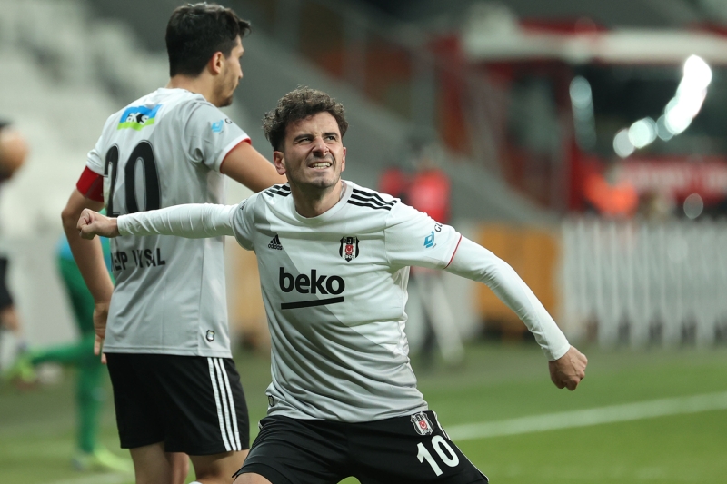 <p>Siyah-beyazlılarda Larin(10) ve Aboubakar(8) toplam 16 gol atarken Inter'de Lukaku(12) ve Martinez(9) 21 golün altına imza attı.</p><p>Lyon'da ise Ekambu(9) ve Memphis Depay(8) bu başarıyı yakalarken Tottenham'da Harry Kane(8) ve Son(10) ikilisi 18 gole ulaştı.</p>