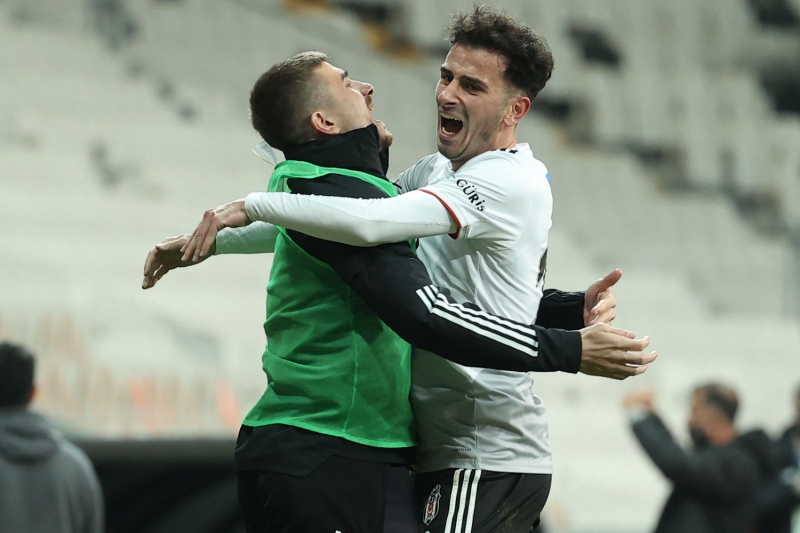 <p>Antalyaspor, Yeni Malatyaspor, Başakşehir ve Sivasspor maçlarını boş geçmeyen Larin, Rizespor karşılaşmasıyla birlikte iç sahadaki gol sayısını 8'e yükseltti.</p>