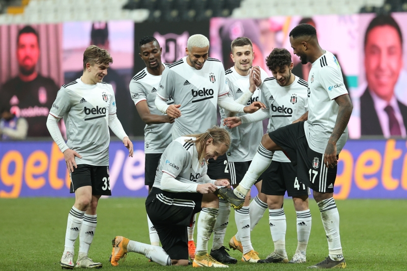 <p>Bu sezon Süper Lig'de 37 gole ulaşan <span >Beşiktas</span><span >, ilk 16 maçlar itibarıyla daha fazla golü en son 2001/02 sezonunda Christoph Daum yönetiminde atmıştı</span></p>