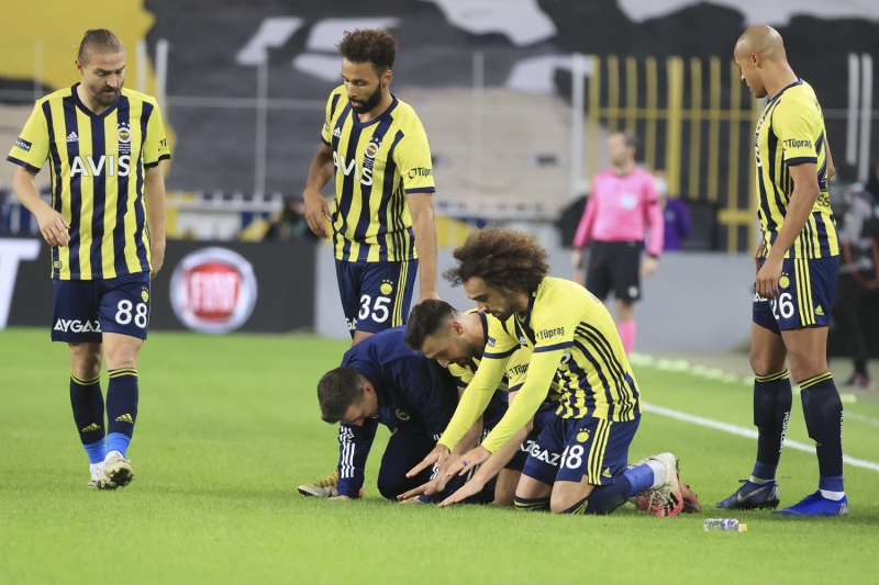<p>Fenerbahçe'de hafif sakatlıkları bulunan Gökhan Gönül ve Jose Sosa riske edilmedi. Hafta içinde sakatlıkları bulunan ancak buna rağmen Kasımpaşa karşısında kadroda dahil edilen iki oyuncu, Aytemiz Alanyaspor maçında ise 21 kişilik kadroya dahil edilmedi.</p>