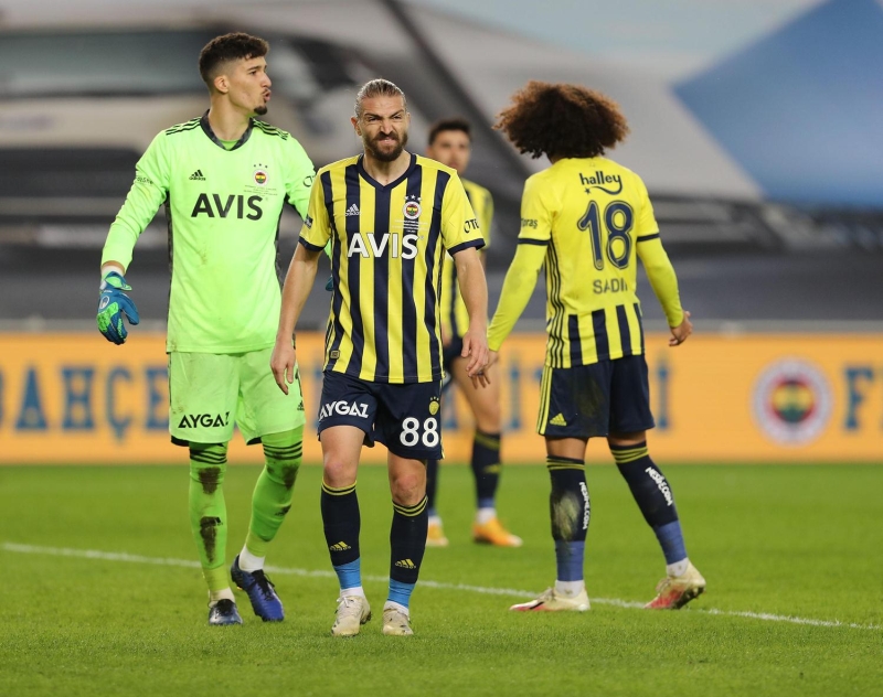 <p>Fenerbahçe oyunda üstünlüğünü sürdürdüğü dakikalarda aradığı ikinci golü buldu. Ozan, ceza alanı içine hareketlenen Pelkas'ı topla buluşturdu, Pelkas'ın penaltı noktası üzerinden köşeye vuruşunda top filelere gitti. Ozan Tufan maçta ikinci asistini yaparak öne çıkan isimlerden oldu.</p>
