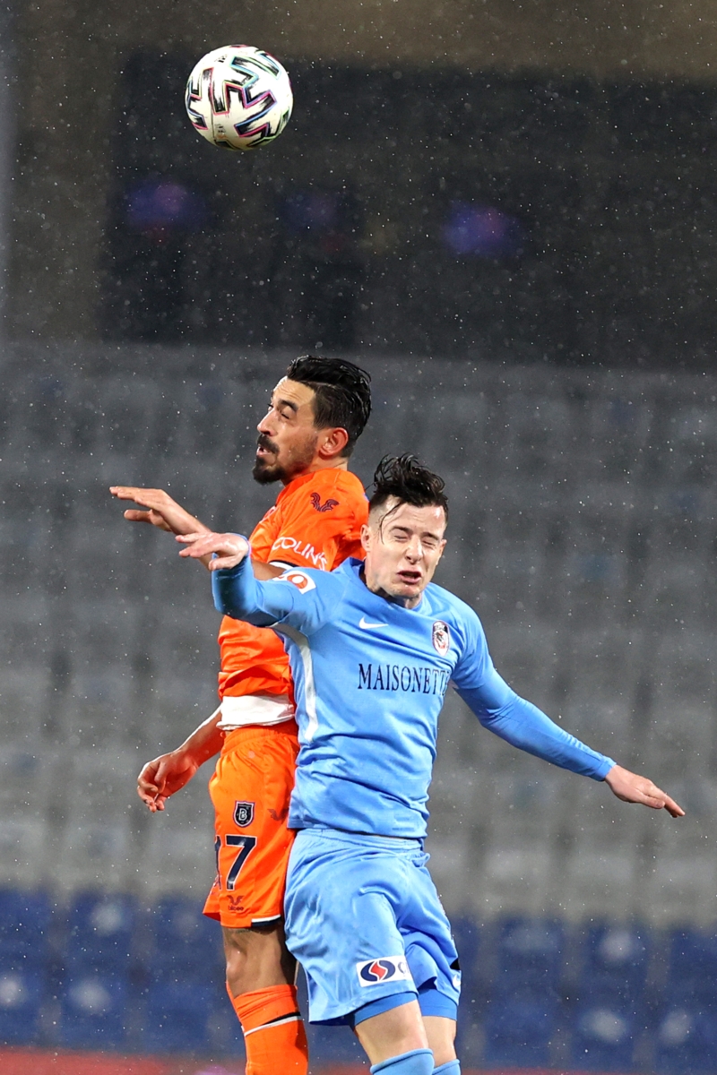 <p>Gelmeyi çok isteyen 25 yaşındaki orta sahayla her konuda anlaşan Aslan, Başakşehir yönetimi ile masaya oturdu.</p>