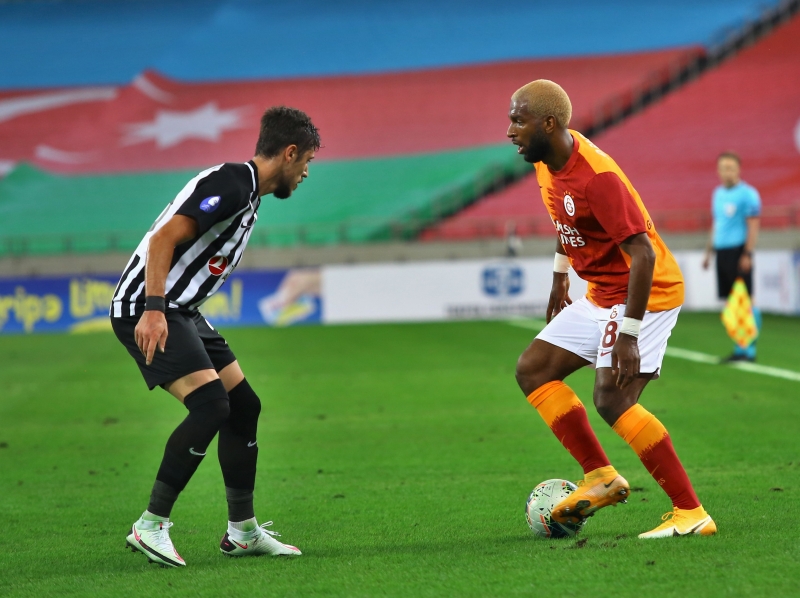 <p>34 ya��ndaki Hollandal�, 2019 y�l�nda Galatasaray’a Fulham’dan bedelsiz olarak transfer edilmi�ti.</p>