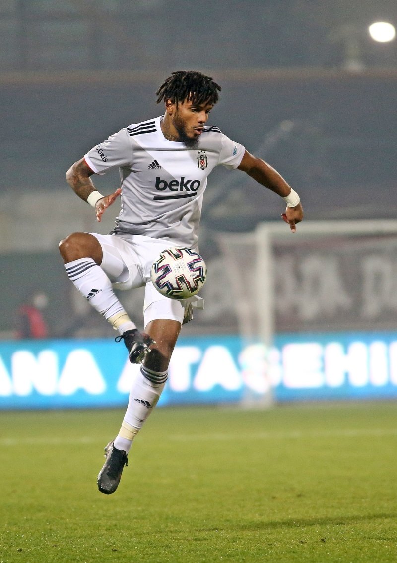 <p>Gryoruz ki Larin de Aboubakar da hatta oyuna sonradan giren N'Koudou da abuk oyuncular. Pat pat geebiliyorlar. Ama sana o imkan vermezler deplasmanda. Hatayspor evine mutlu gidiyor. Beikta, zgn. Puan kaybettim diye dnse de 4-5-20 hafta sonra 1 puann kymetini anlayacaktr.</p>