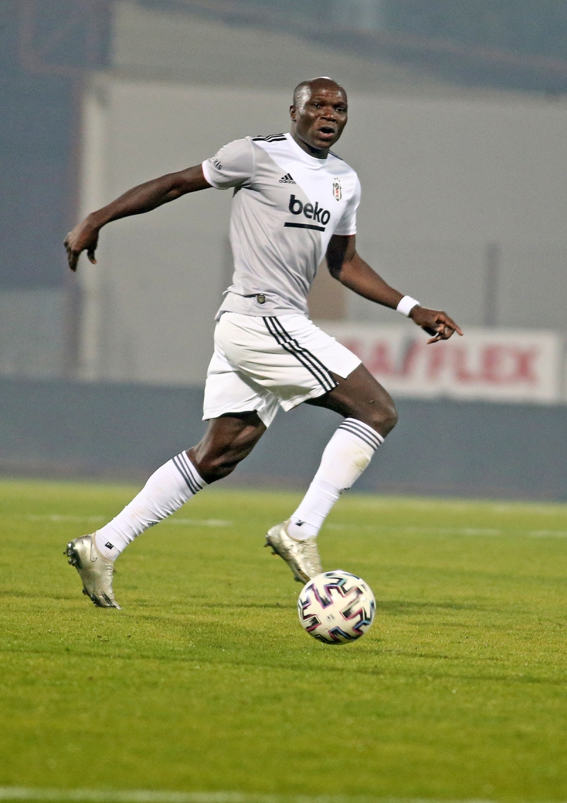 <p>Montero sol ayakl. Acaba sol ayakl bir stoper kullanmak isteyecek mi hoca? Necip oynayacak olursa sol stoper Vida olacaktr diye dnyorum. Bu hocann tercihidir. Rakibinin hangi oyuncularla kacan da dnmen gerek.</p>