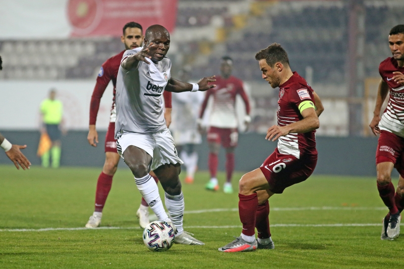 <p>Sergen Yaln'n hangi sistemle kendi oyununu oynadn grebiliyoruz. Sergen Yaln'n sistemi 4-1-4-1. Topla katedebilen Mensah m olur yoksa Ouzhan m olur? Bilemiyorum, kolay bir karar deil. Ben bugn Mensah olsa dahi Ouzhan'la oynardm. Mthi moralli, zgvenli ve gzel zeminde oynard.</p>