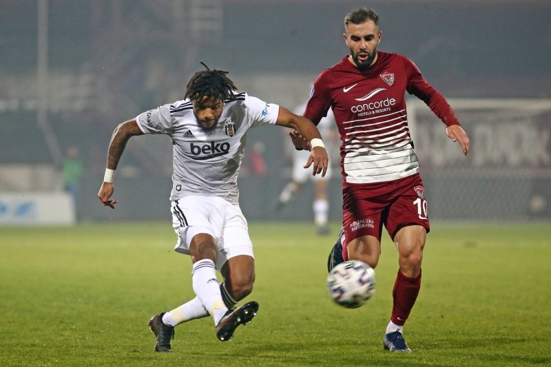 <p><b>'BEN DE AKINA DNDM'</b><br></p><p>Fatih Terim, srpriz yapmayacak. Taylan merkezde oynayacak. Sisteminden taviz vermeyecek. Sergen Yaln bizim kafamz kartrd. Sergen Yaln'n karaca takmla ilgili kafam kark. kard takm ile ilgili ben de akna dndm.<br></p>