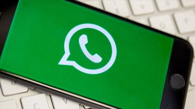 <p><b>WHATSAPP SÖZLEŞMESİ NEDİR?</b></p><p><b><br></b></p><p>Kullanım koşullarını değiştiren WhatsApp, kullanıcıların verilerinin doğrudan Facebook ile paylaşılmasını istiyor. Bu koşulları kabul eden kullanıcılar uygulamayı kullanmaya devam ederken, kabul etmeyenler ise WhatsApp hesaplarına erişim sağlayamayacak.</p>