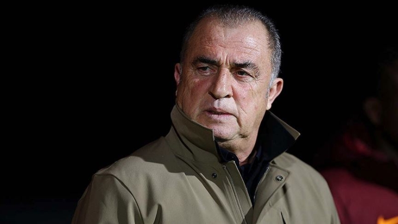 <p><b>EVİNİN ÖNÜNDE MEŞALELİ DESTEK</b><br></p><p><br></p><p>Galatasaray taraftarı, hocalarına olan sevgisini Fatih Terim’in evine giderek gösterdi. Bir grup sarı-kırmızılı taraftar, dün akşam saatlerinde hocanın Kireçburnu’ndaki evinin önünde toplandı, tecrübeli teknik adama <b>“İmparator Fatih Terim” </b>tezahüratlarıyla destek verirken, meşaleler yaktı.</p>