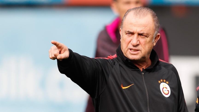 <p><b>‘ŞİKAYET Mİ ETTİM?’ </b></p><p><br></p><p>Fatih Terim’in transfer listesini açıklaması yönetimde belli bir rahatsızlık oluşturdu. Bunun taraftar üzerinde büyük beklenti yarattığı düşünüldü.</p>