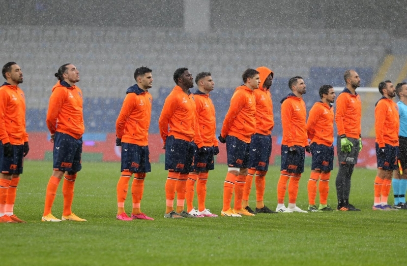 <p>Turuncu-lacivertli ekip; Volkan Babacan, Rafael, Ponck, Epureanu, Hasan Ali Kaldırım, Mahmut Tekdemir, İrfan Can Kahveci, Deniz Türüç, Aleksic, Crivelli ve Demba Ba ilk 11'iyle sahaya çıktı.</p>