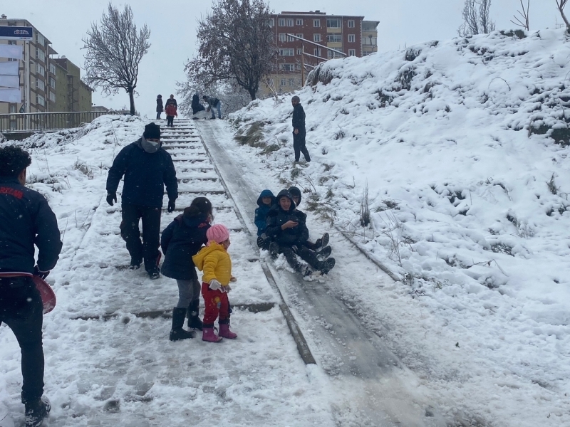 <p>Bugün de kar yağışı Anadolu Yakası’nda daha geniş bir alanı etkileyecek ancak şehir genelinde kar kendini göstermeye devam edecek. </p>