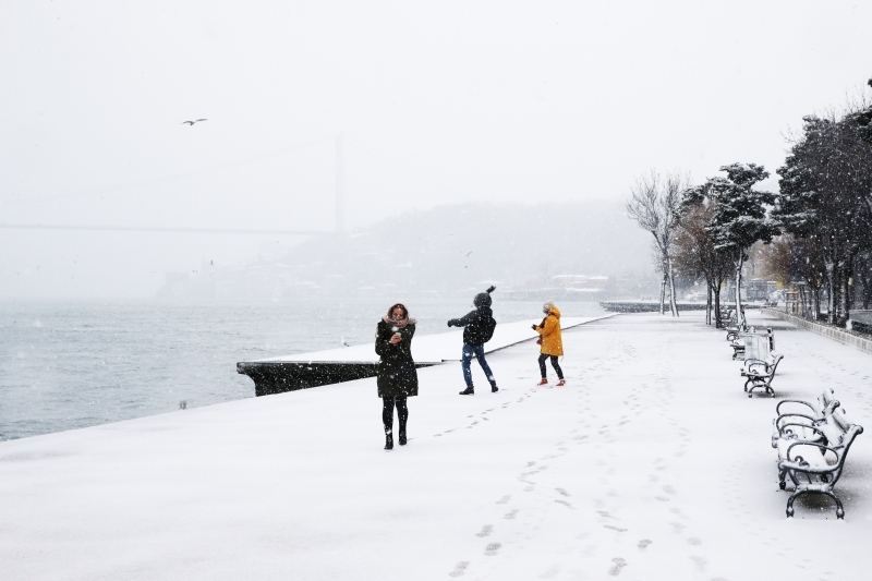 <p>İstanbul’un Anadolu Yakası’nda daha geniş bir alanda etkili olan kar yağışının Pazartesi'ye kadar yer yer şiddetini artırarak devam etmesi bekleniyor.</p>
