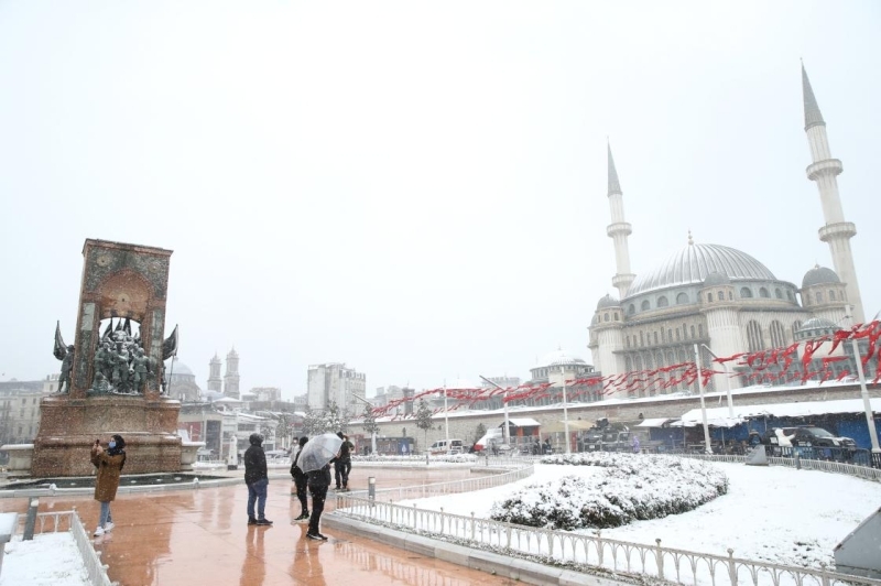 <p><b>İSTANBUL'DA KAR YAĞIŞI NE ZAMAN BİTECEK?</b></p><p><b><br></b></p><p>Meteoroloji’nin tahminlerine göre İstanbul’da kar yağışı Pazartesi öğlen saatlerinde bitecek. Yurt genelinde ise hava sıcaklıkları düşecek. </p>