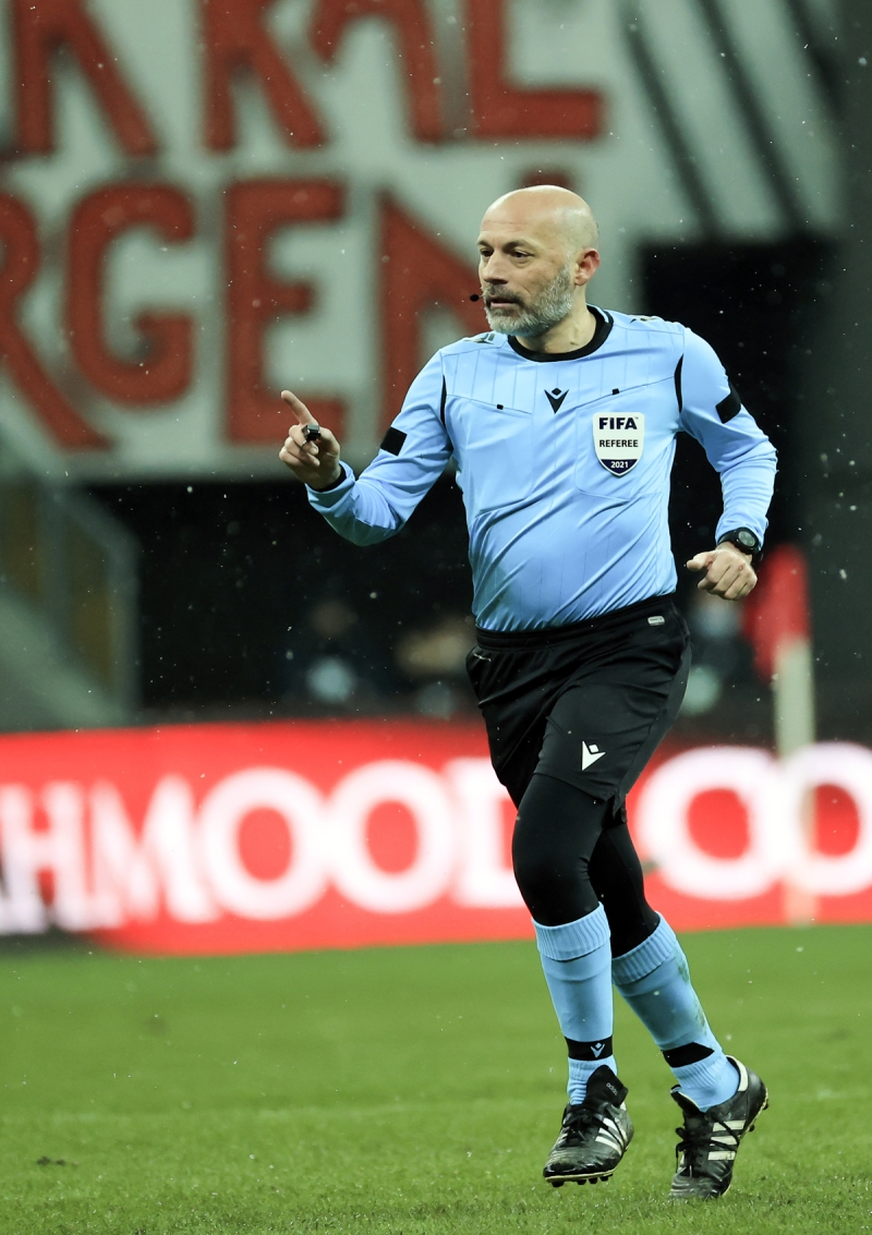 <p><b>ARDA 'BEN NEDEN SARI KART GÖRDÜM?'</b><br></p><p><b><br></b></p><p>Daha önce sarı kart gören Arda Turan, Çakır'a 'Ben neden sarı kart gördüm hocam o zaman?' şeklinde serzenişte bulundu. Sarı-kırmızılı taraftarlar, iki pozisyon için de sosyal medyada çok sayıda paylaşım yaptı.</p>