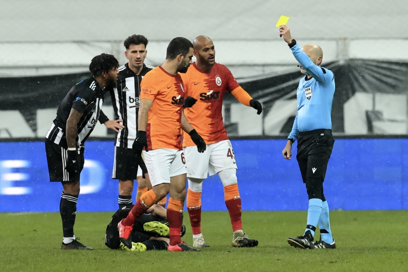 <p><b>ÇAKIR'A BÜYÜK TEPKİ</b><br></p><p>Verdiği kararlar sonrası Cüneyt Çakır büyük tepki gördü. İşte sosyal medyadan paylaşılanlar...</p>