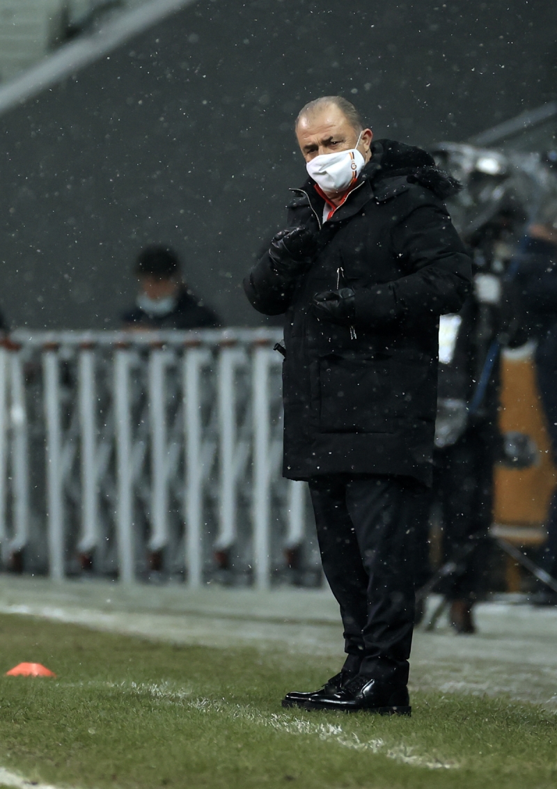 <p>45. dakikada Arda Turan, Rosier'in faulü sonrasında Cüneyt Çakır'a ikinci sarı kart yönünde itirazlarda bulundu. Futbolcular kırmızı kart için yoğun itirazda bulundu. Cüneyt Çakır ise sarı kartın olmadığını söyledi.</p>