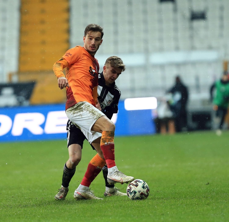 <p>Cüneyt Çakır bugün maalesef kariyerinin en kötü maçlarından birini yönetti. Kötü yönetmesi için de aslında çok neden yoktu. 10 düdük çaldı diyelim, bunların yüzde 50'sini emin ol terse verse ya da vermese olurdu.</p>