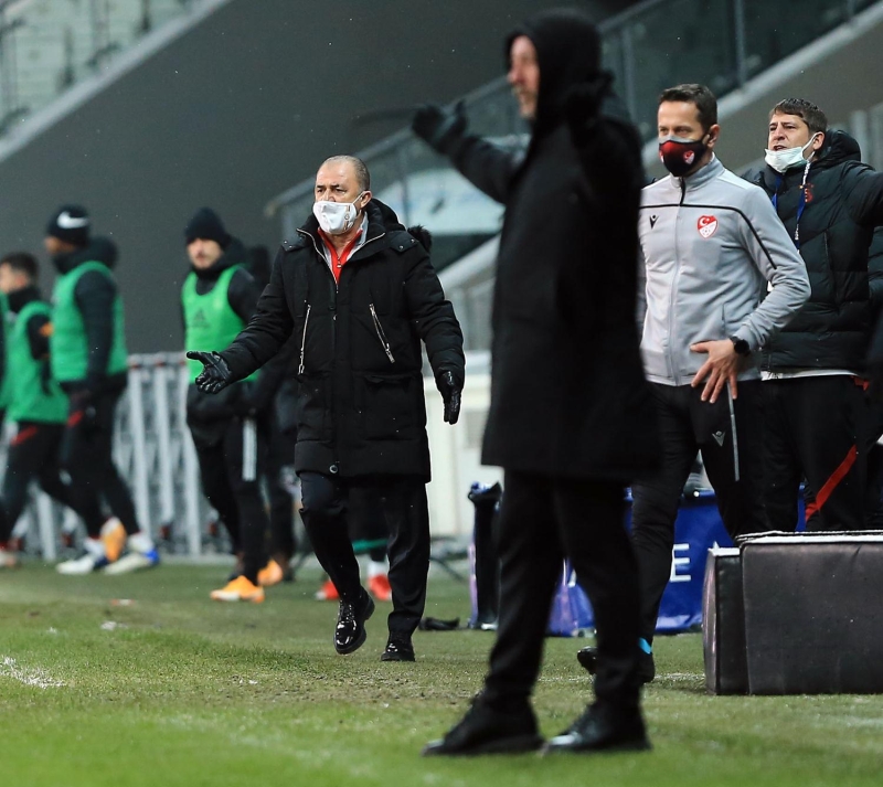 <p>Beşiktaş, Ahmet beyin başkanlığı döneminde, özellikle Sergen Yalçın geldikten sonra arzusu, coşkusu, gole oynamasıyla iyi durumda, 41 gol attı, 41 kere maşallah. Sergen Yalçın devam etmesini istiyor takımının, defans yapın demiyor.</p>