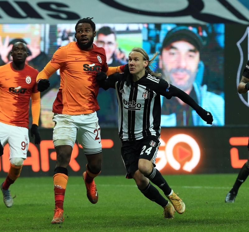 <p>Kırmızı kartta kafayı Montero vursa ve Diagne'nin müdahalesi gelse, ben tereddütsüz kırmızı kart veririm. Diagne geldi, uzun boyunun avantajıyla vurdu, o ayak ışınlanamaz. Krampon geldi. Buna kırmızı verince niye verdin demek zor ama ben hakem olsam sarı verirdim.</p>