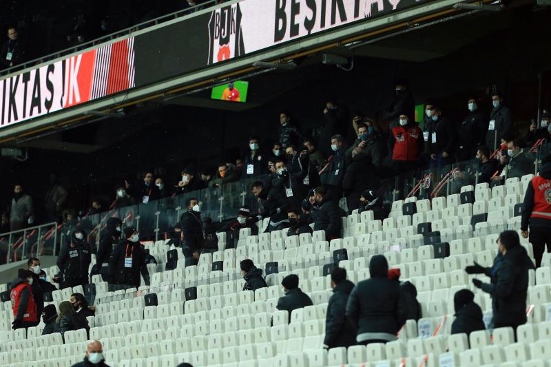 <p><b>'RABBİM ÇIKARIYOR KARŞINA'</b><br></p><p><b><br></b></p><p>Cüneyt Çakır olarak doğru bir şekilde Bahattin Şimşek'i çağırıyorsan, Gustavo'ya da kırmızı dedim. Sen sahanın içinde buna kırmızı çalmıyorsan bana hiçbir şey anlatmayacaksın. Rabbim işte, 1 ay sonra karşına çıkarır bunu.</p>