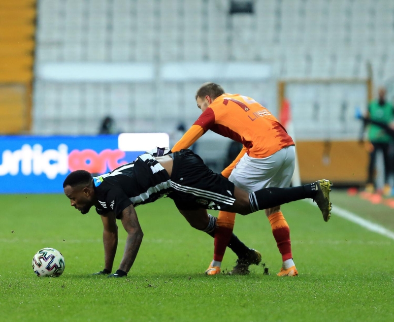 <p>Hakem dağılabilir ama Cüneyt Çakır seviyesinde bir hakem dağılarak başlamaz. Cüneyt Çakır yönetmeye değil, idare etmeye gelmişti. Bu yüzden iki tarafa da ciddi hatalar yaptı ve maçın önüne geçti.</p>