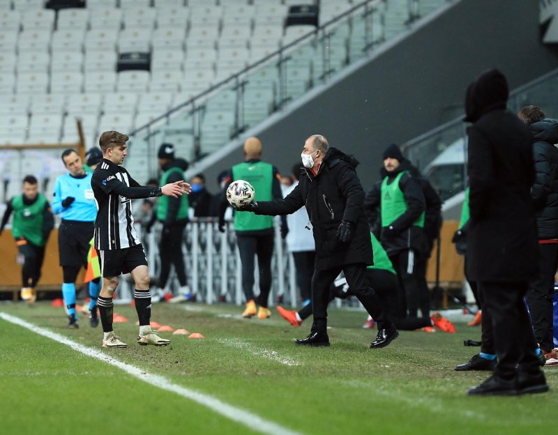 <p>Luyindama o kadar etkili savunma yaptı ama 2 kritik hata yaptı, ikisi de gol oldu. O top normal bir oyuncuya gelse, bam diye vururdu. Bildiğin penaltı attı, ıskaladı. Atiba ıskaladığını düşünmediği için ayağını kaldırdı, Josef de Souza'ya geldi ve kaleci de kalakaldı. Aniden gelen topta bunu düşünmek de önemli.</p>